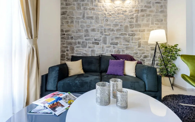 Holiday Home with Private heated Pool, Sea view & Basketball Court