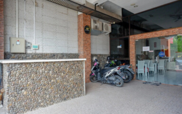 RedDoorz Plus near Ciputra Mall Simpang Lima 2