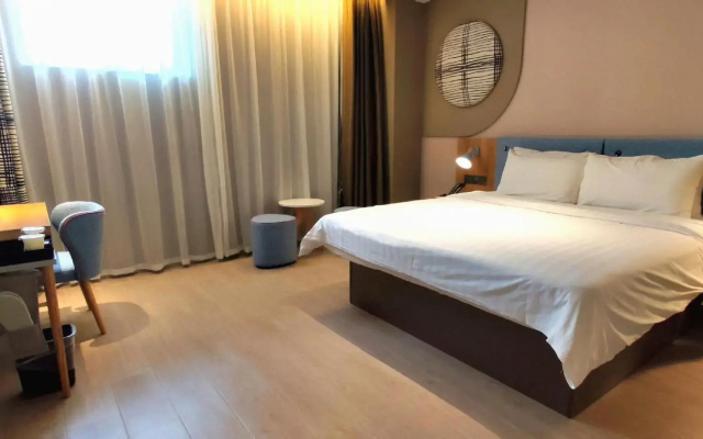 Yijia Hotel (Xinyi Railway Station Nanjing Road)