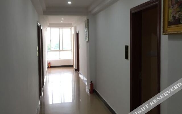 Longxing Business Hotel (Yangchun Railway Station Branch)