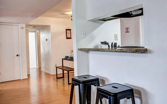 LovelyMedcenter area 3 BR, 2BA  condo w/grill