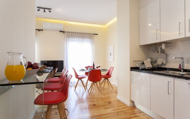 ALTIDO Stylish 3BR Apt w/balcony in Graca, nearby Senhora do Monte viewpoint