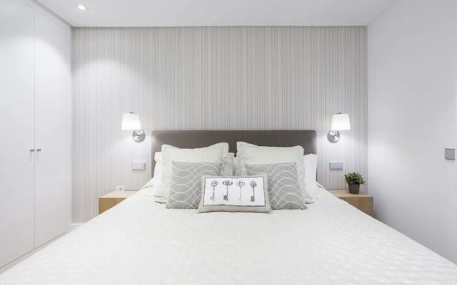 Velazquez Apartments by FlatSweetHome