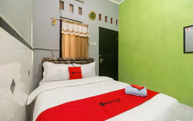 RedDoorz Syariah near Ciledug Station