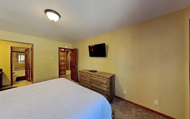 Slopeside Deluxe 2 Bedroom Condo with Free Parking, Spa, Free Gondola (Sierra Megeve 25) by RedAwning