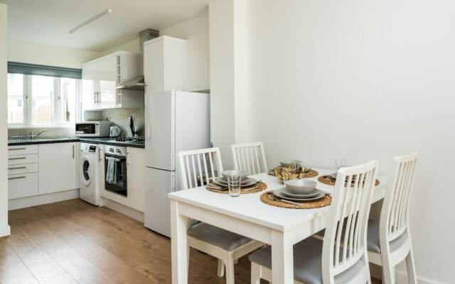 Sleek and Stylish 2BD Home With a Garden Anerley