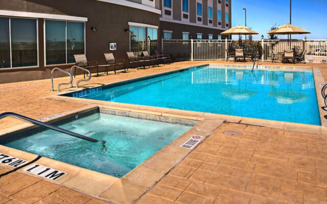 Holiday Inn Express & Suites Cotulla, an IHG Hotel