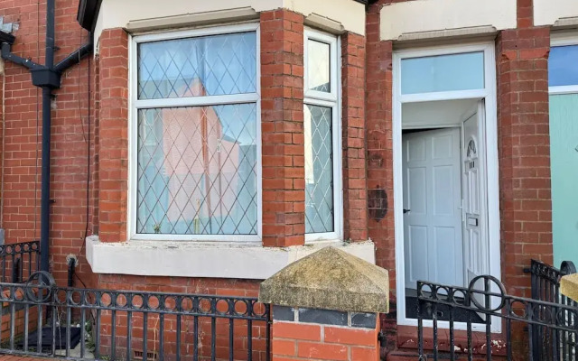 Manchester - House - Sleeps 6 - Parking - Garden
