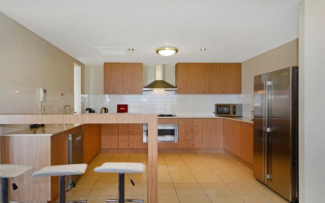 Mullaloo Beach Hotel & Apartments