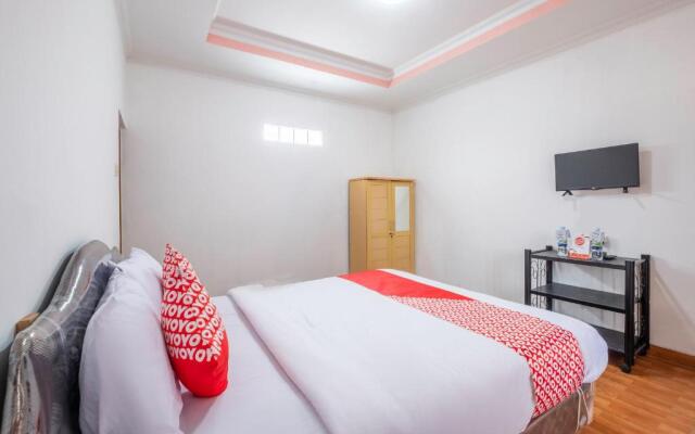 Capital O 1541 Puri Cikole Asri