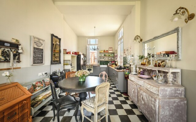 Elegant 1BR Apt w Balcony in the City