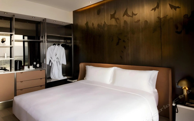 YOHO Hollywood Roosevelt Hotel