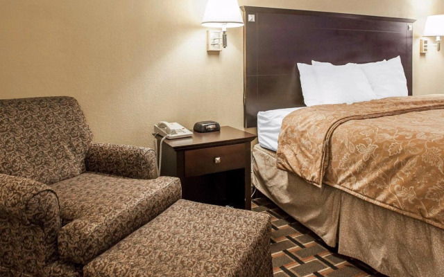 Clarion Pointe Bettendorf - Quad Cities