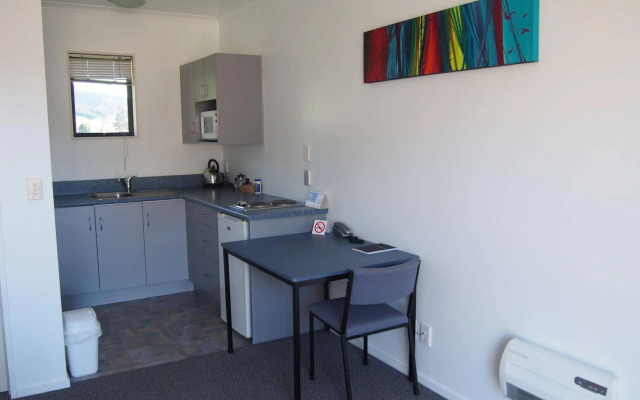 Linkwater Motel & Flashpackers