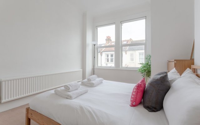 Spacious 4 Bedroom House Close To Tooting Station