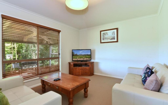 Palmers Lane On Vineyard Homestead with Pool offers a large 5br home and 2br cottage formerly Gemelli – Guest Rooms – Rothbury