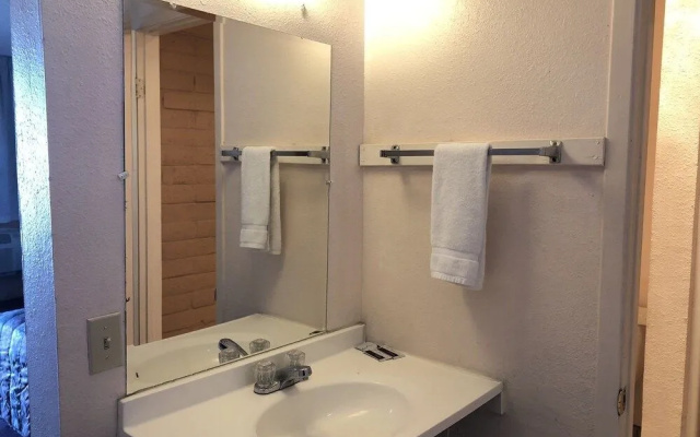 Deluxe Inn Motel