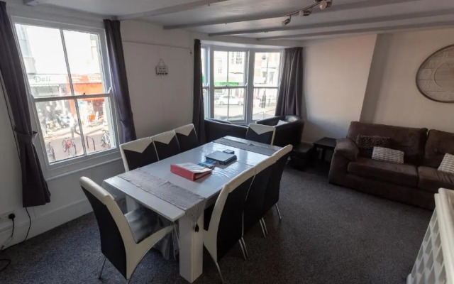 Ocean Apartment, 50 yds to Beach, Sleeps 10