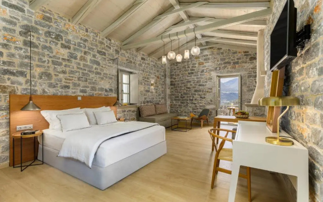Trapela Limeni Luxury Suites