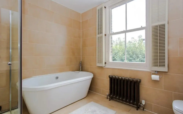 Characterful Townhouse w Patio in Arty Hampstead