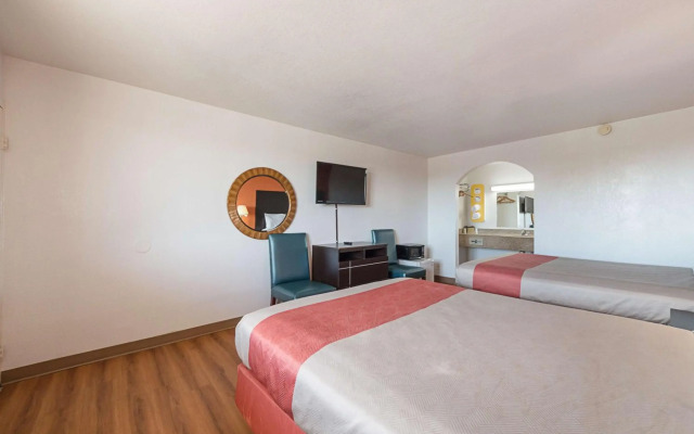 Motel 6 San Antonio, TX - I-10 West