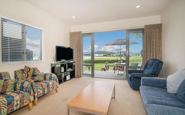 Hosts on the Coast Stay and Play