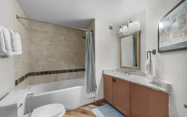 Amazing Condo Center Village Unit, Short Walk to American Eagle - PP310 by RedAwning
