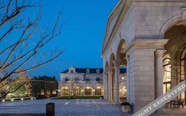 Lvcheng Taohuayuan Huanglong Hotel