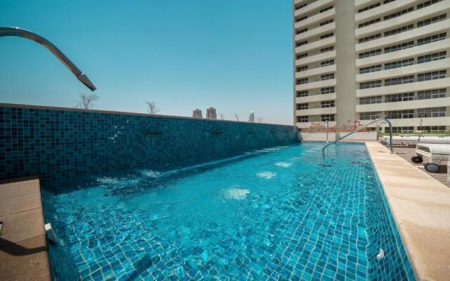 HiGuests - Elegant Studio with Pool and Private Balcony