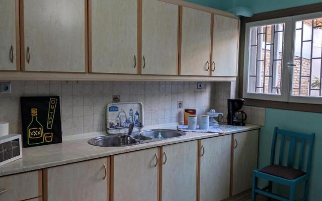 73sq Apt near Athens and Piraeus port with backyard