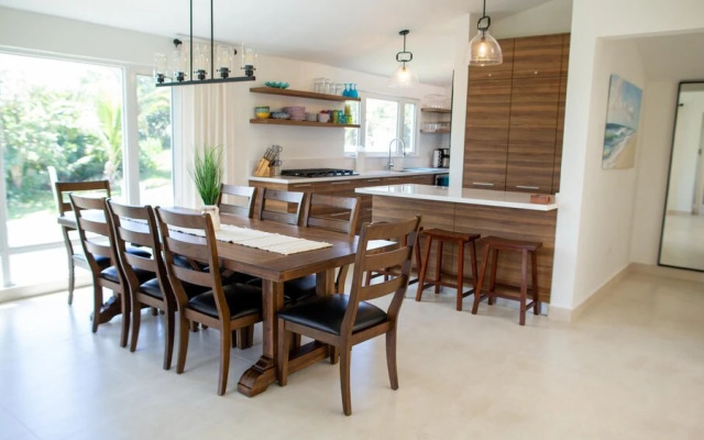 Newly Remodeled Townhouse w Private Pool Sc40