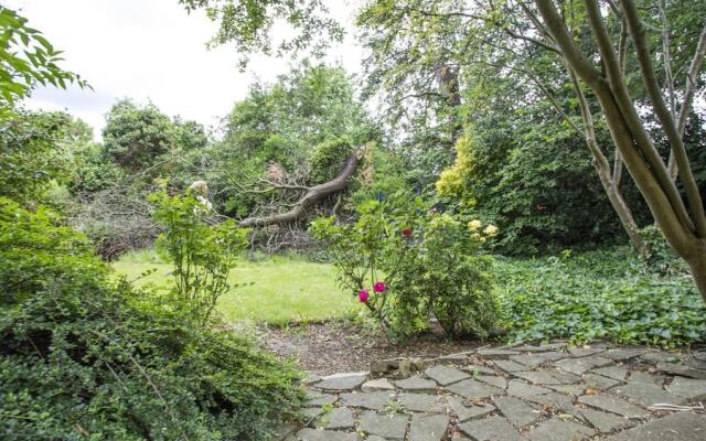 4-bed Flat in West London, Sleeps 8, 8 min to Tube