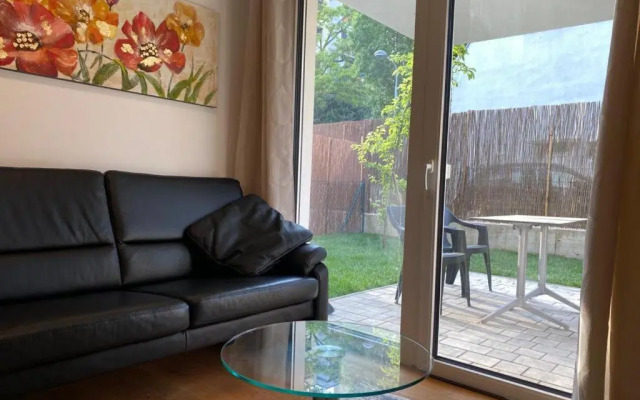 Modern apartment near city center - garden