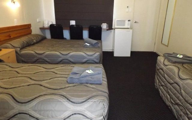 Monto Three Moon Motel