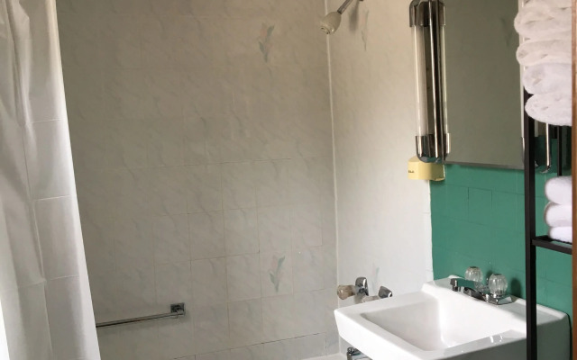 Superior Motel & Suites