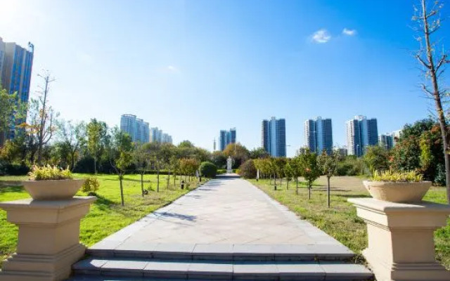 Anyang Huaqiang Nuohuating Hotel (Cultural and Sports Center Stadium)