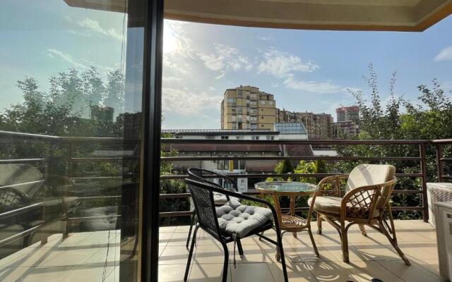 Huge Apartment with a Garden in the City Center