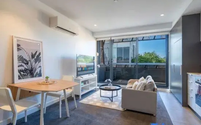 Modern 1BR Apartment with Smart TV and Views