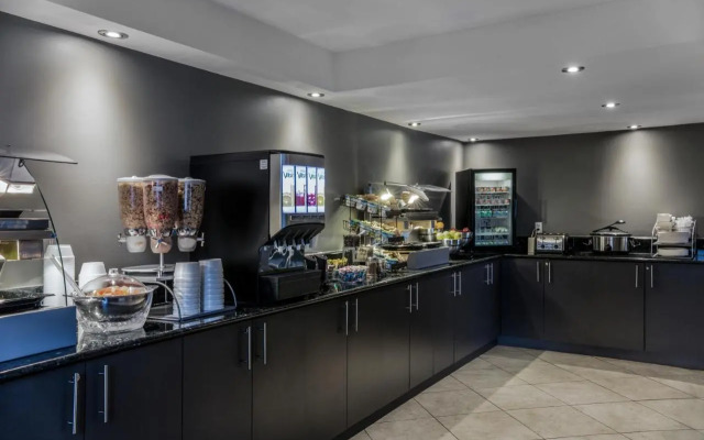 Hotel Faubourg Montreal - ex Holiday Inn Express Hotel & Suites Centr