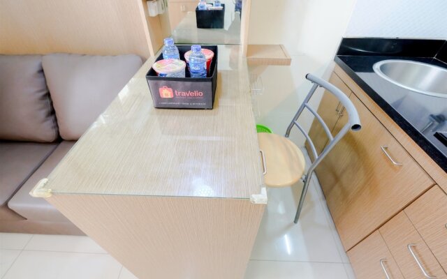 Pool View Green Pramuka Apartment near Shopping Mall