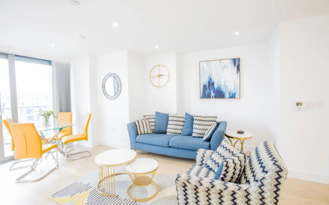 Canary Views One Bed and Bath Apartment