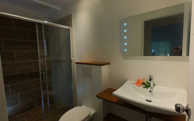 Moana Breeze Eco Lodge