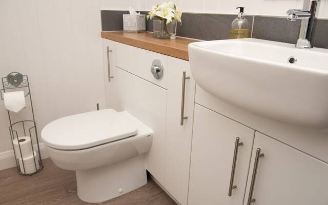 Super King Lodge-sleeps 2-hottub-sea View