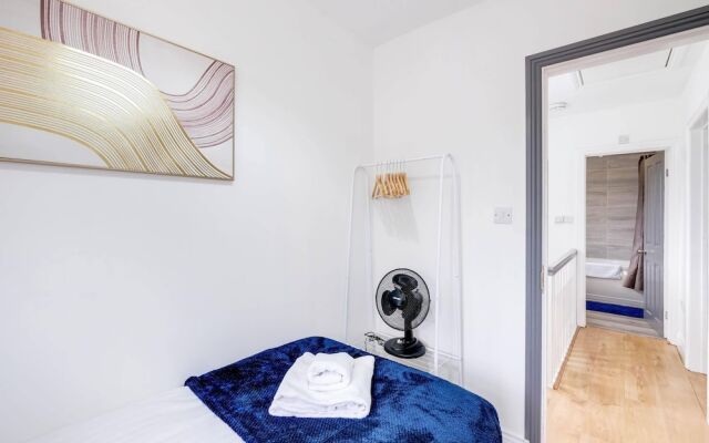 3 Bedroom House with Parking in Windsor