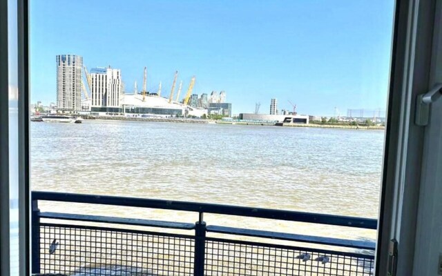 3 Bedroom Riverview Flat Canary Wharf Free Parking