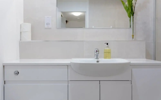 Kensington Gardens 2 Bedroom Flat With a Balcony