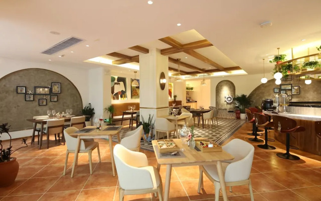 O.Live Social (Guilin Elephant Trunk Hill Two Rivers and Four Lakes Store)