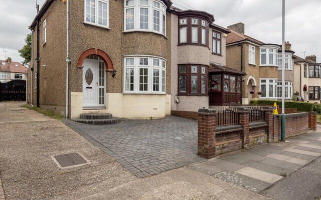Impeccable 4-bed Apartment in Hornchurch
