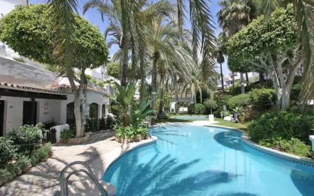 1104 First Line Beach Apartment Golden Beach Pool