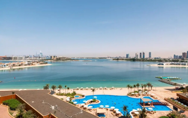 Palm Jumeirah Luxury w Private Beach Atlantis View